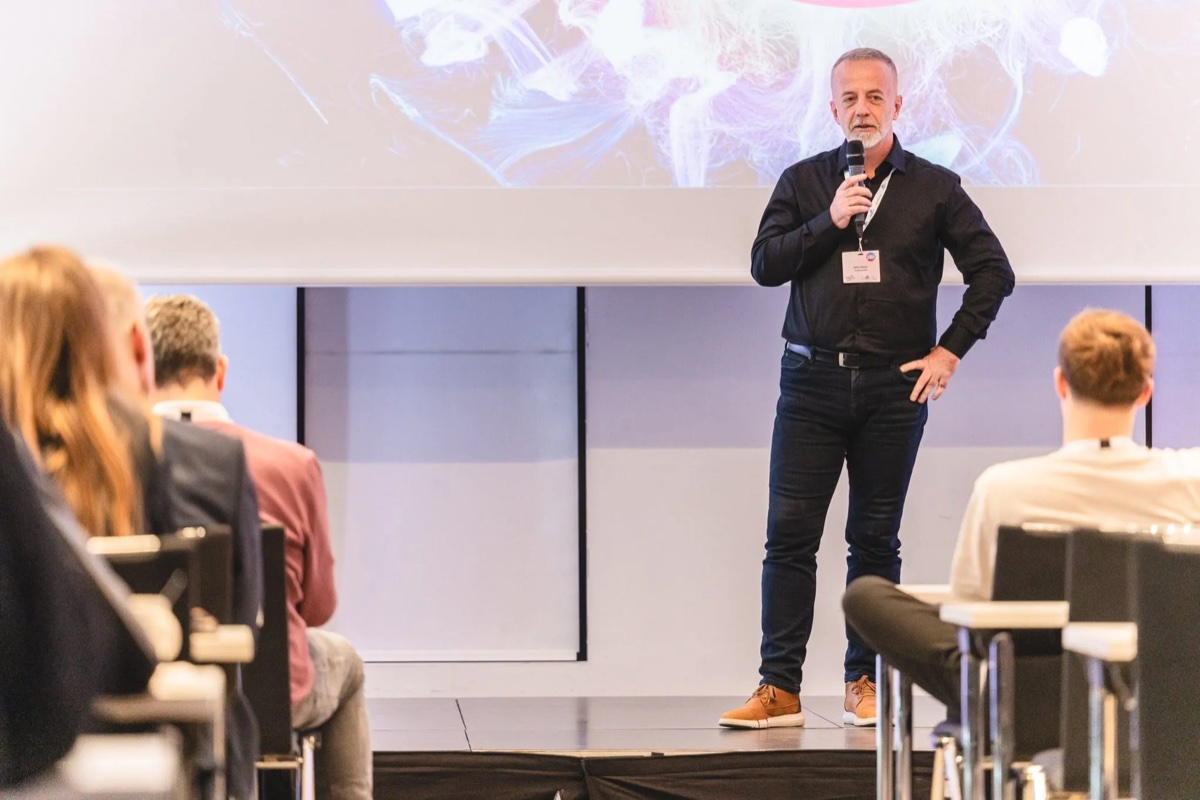Damir Tomicic speaking at VDVO Kongress 2026 in Würzburg